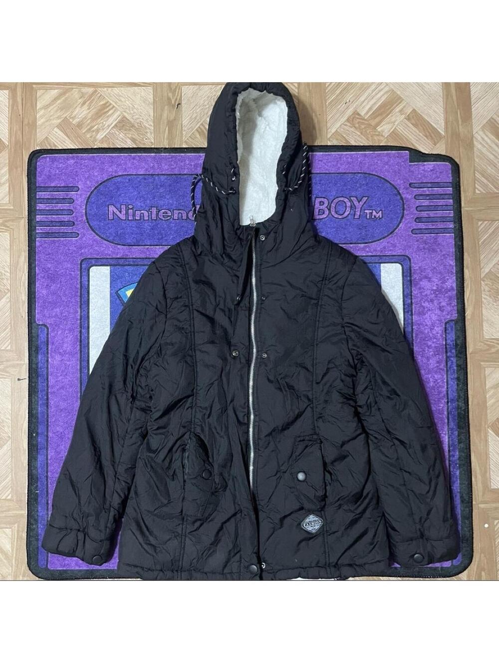 Black & white vintage woman’s medium puffer jacket